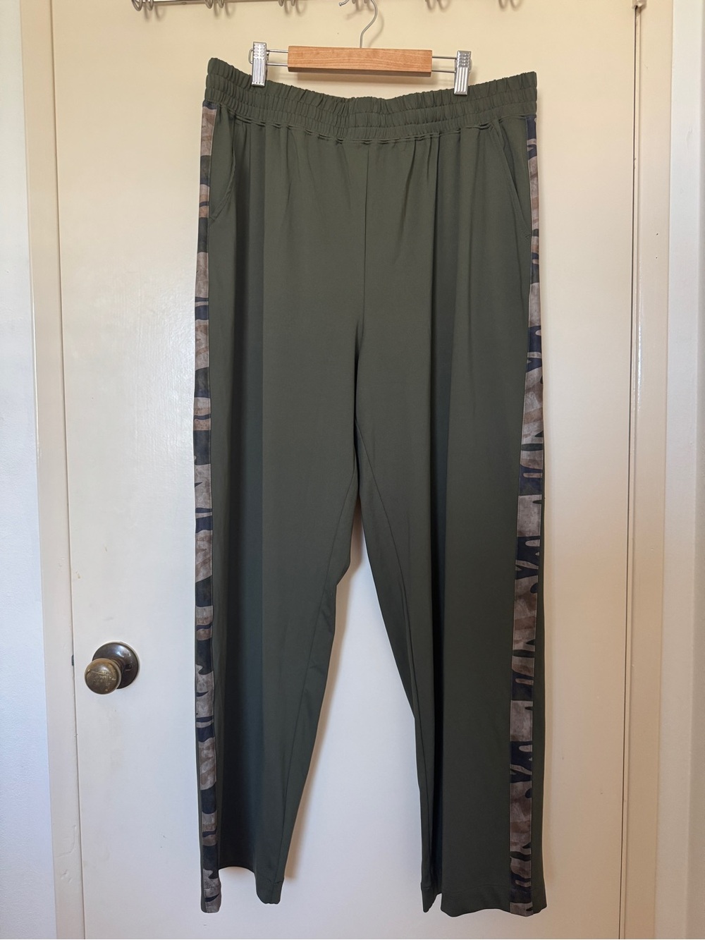 Johnny Was Active Tuxedo Stripe Traveler Pants size XL NWT $175 MSRP